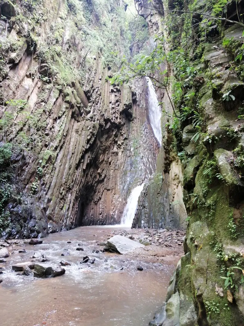 Sendero hacia la Cascada La Hermita, cerca de La Estancia de Landeros